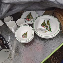 16 Piece Christmas Plate Set