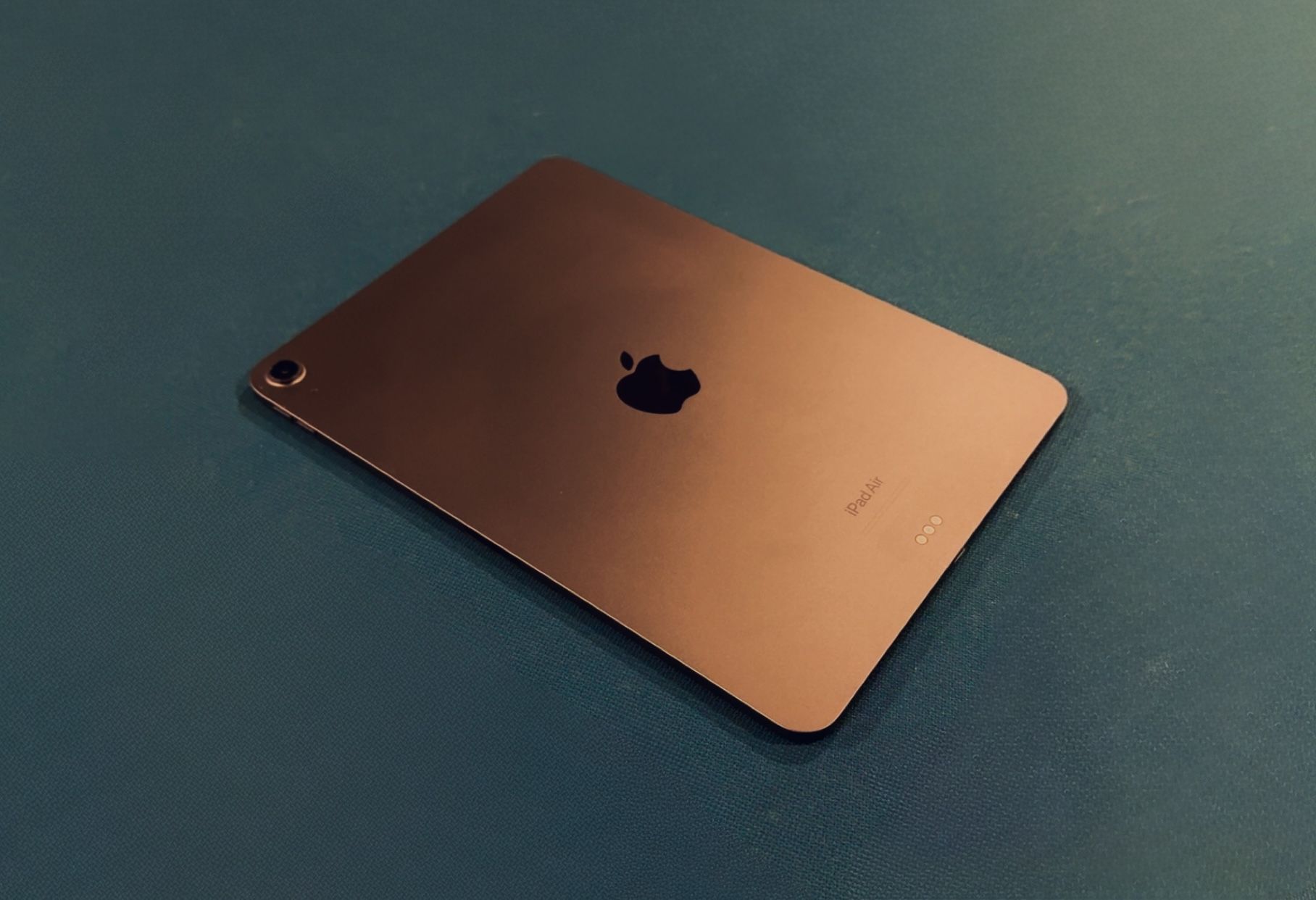 iPad Air 5th Gen (M1, 256GB, 11”) + Screen Protector