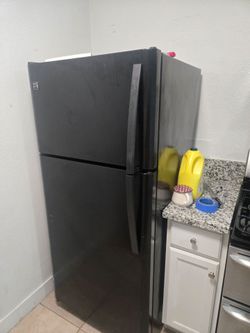 un refrigerador negro super barato