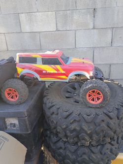 Troka 4x4 bronco no tiene control ni cargador de juguete