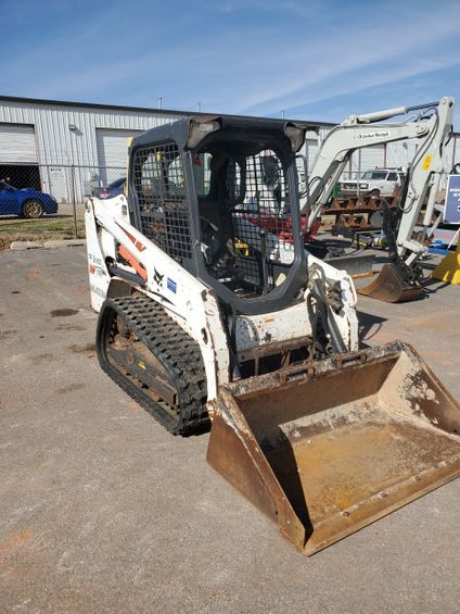 Skid Steer Bobcat 1,400 # Pounds with Tracks and a Free Bucket - Bobcat T450
