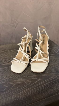 Size 7 1/2 Antonio Melani White Heels