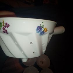 Delightful strainer and bowls 