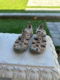 Keen women’s whisper fisherman size 8.5