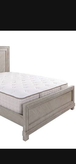 Queen Bed - Oak Wood