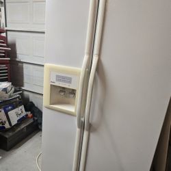 Kenmore 21 cubic foot/ side by side refrigerator 