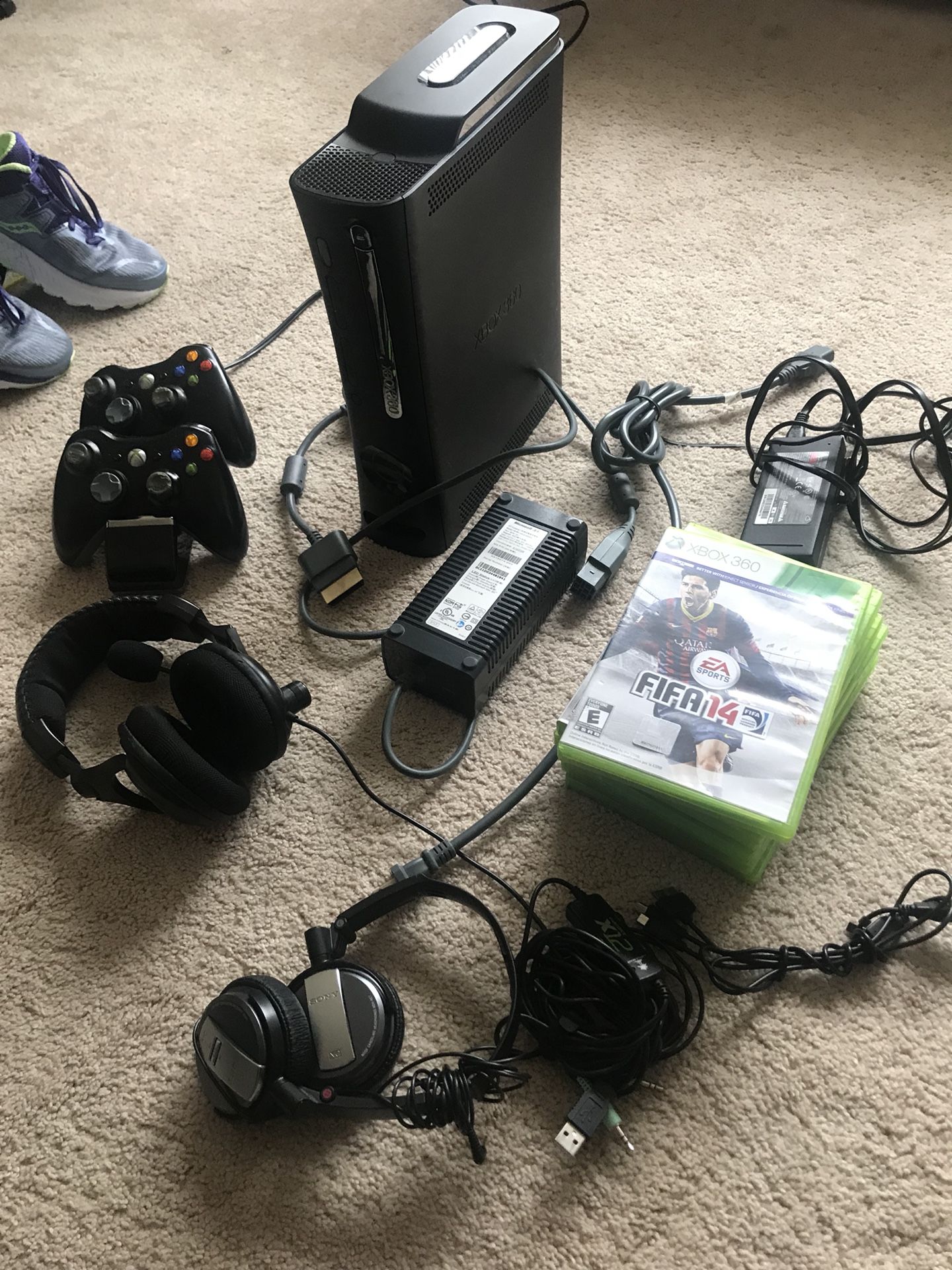 XBOX 360 120GB HDD with two controllers two earphones ear force x12 Sony & 7 games