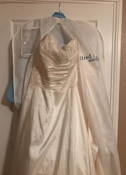 Brand new Alfred Angelo wedding gown. Never worn. Head set included . $500. Tag still on dress. Picture does not do it justice.