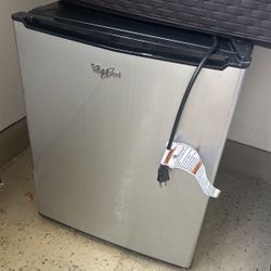 Whirlpool Mini Fridge With Freezer 
