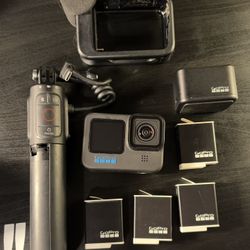 GoPro Hero 11 Creator Combo With 5 batteries And Volta grip 
