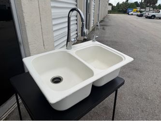 White Composite Double Bowl Kitchen Sink with Pull-Down Faucet! Great condition! Includes hoses 33x22x10.5in