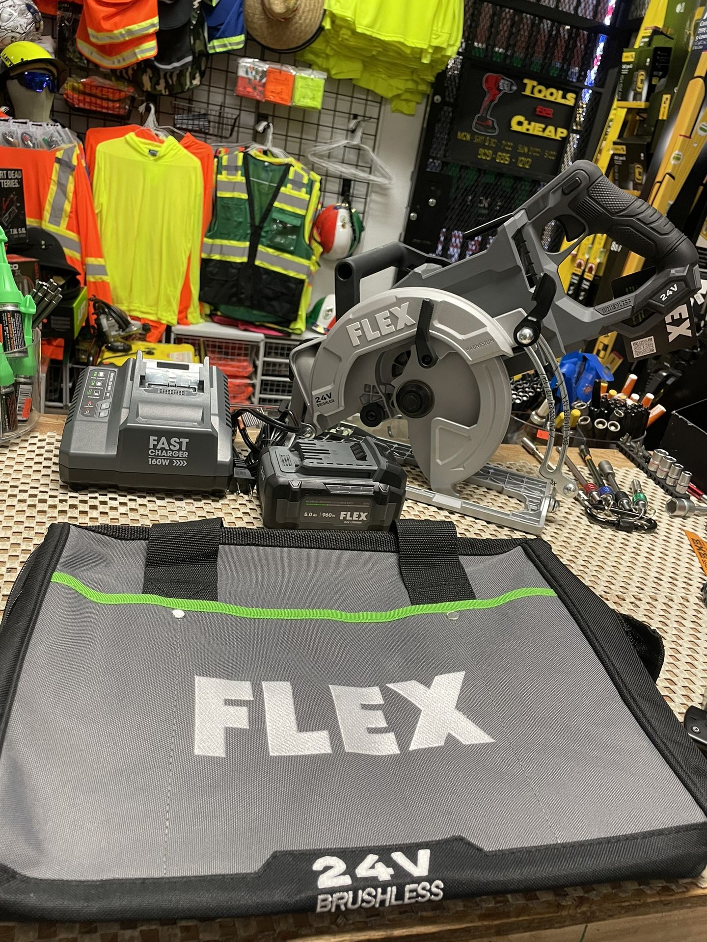 FLEX 7-1/4" REAR HANDLE CIRCULAR SAW STACKED LITHIUM KIT. $439