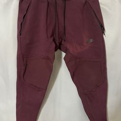 Nike Tech Joggers – Men’s – Burgundy