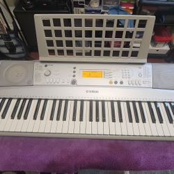 YAMAHA YPT-300 MIDI DIGITAL KEYBOARD 61 KEYS PORTABLE ELECTRIC PIANO IN SILVER COLOR.