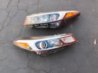 2017-2018 Kia Forte Headlights With Light Bulbs And Accessories Oem. 
