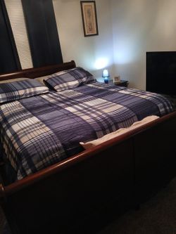 Queen size sleigh bed