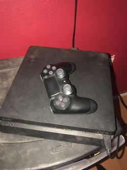 PS4 + 2 CONTROLLERS
