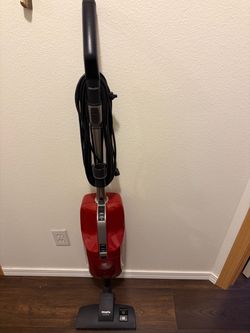 Powerful red Miele Swing H1 Quick Step PowerLine stick vacuum has a corded design. This upright vacuum includes a Miele AllTeQ floor head with adjusta