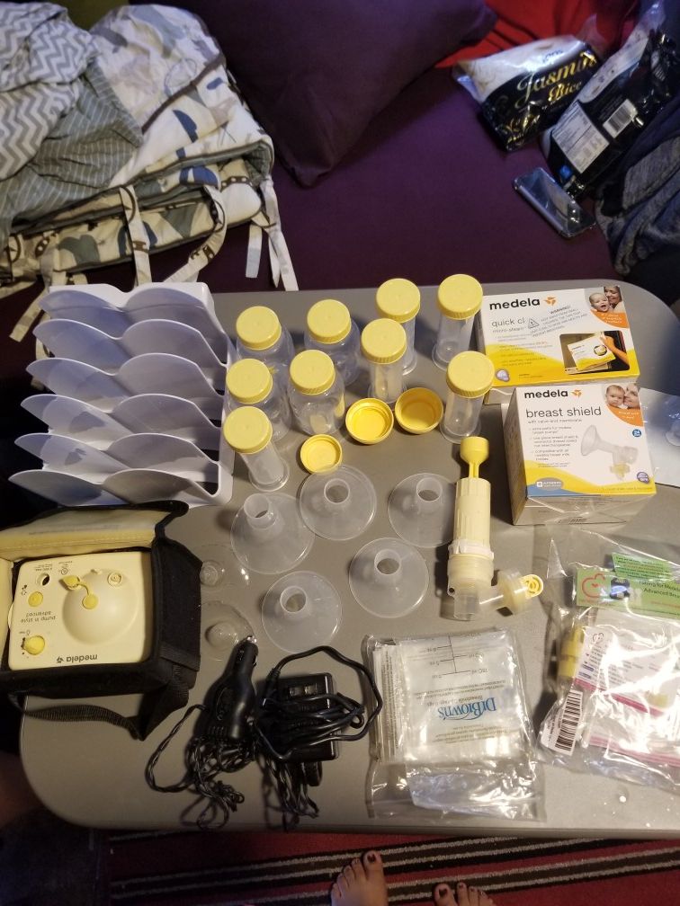 Pompa para sacar leche materna tiene hasta para guargarla en el carro mi hija nunca la uso esta nueva y tiene también para serlo manualmente