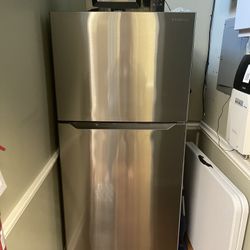 Like New Refrigerator 