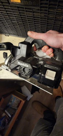 Makita LXT Circ Saw Brushless Motor LIKE NEW BARELY USED Fairly New 4Ah 18V MAKITA BATTERY!$ 120 OBO for Sale in Ithaca, NY - OfferUp
