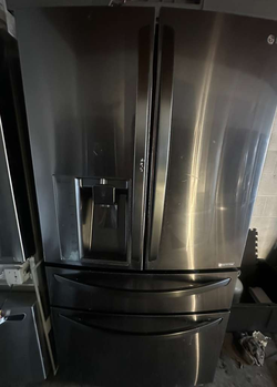 LG 4‑Door French Door Fridge – Black Stainless, Ice/Water
