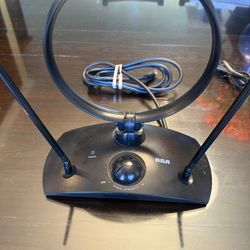 Indoor TV Antenna Picks Up UHV & VHF Channels