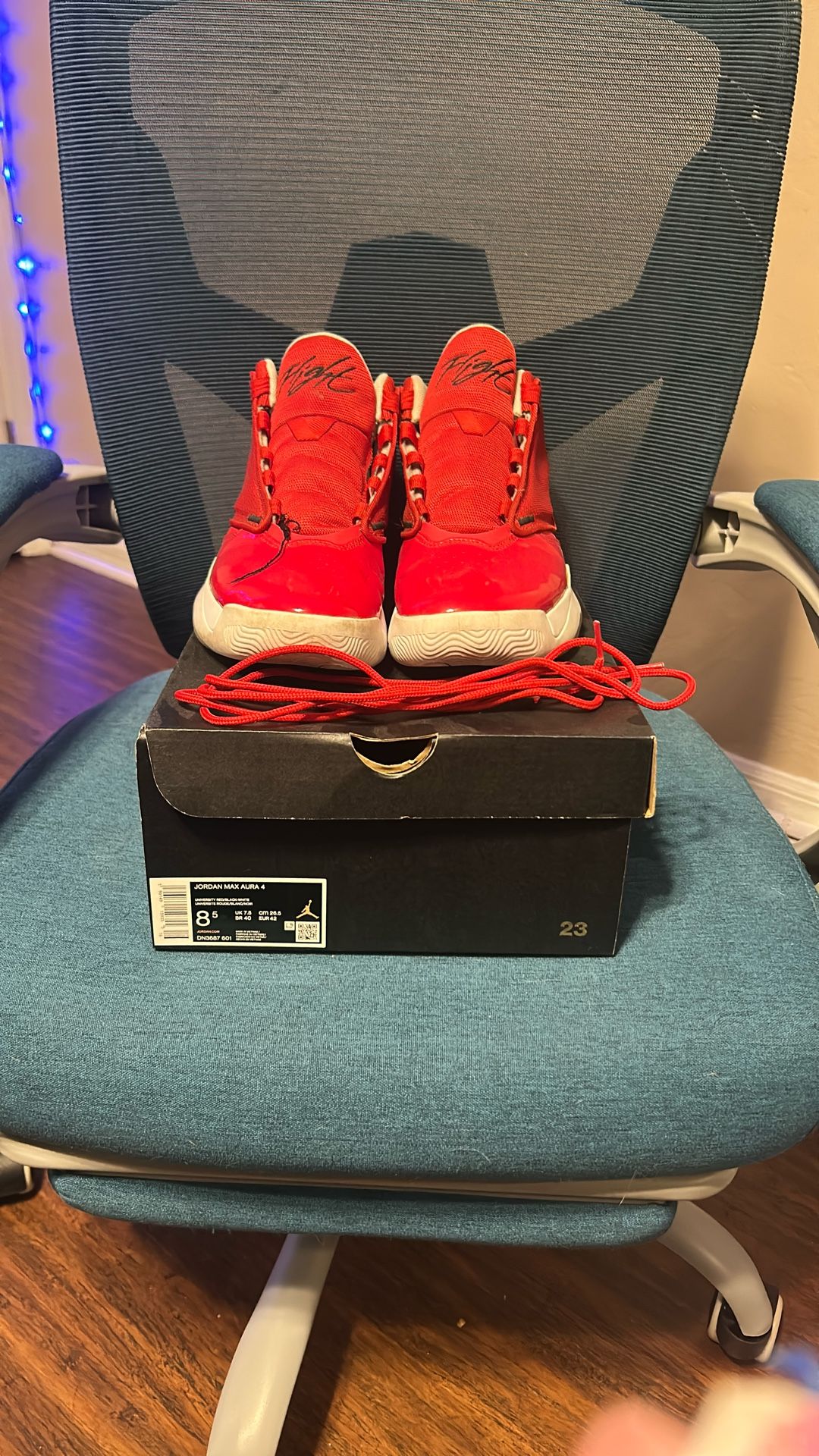 Jordan max aura 4 8.5 size
