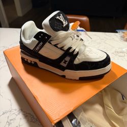 Louis Vuitton LV Trainers/Sneaker Size 9 Men’s - SHIPPING AVAILABLE