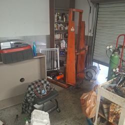 1000lbs  60" Lift. Economy Lift Footpump Type