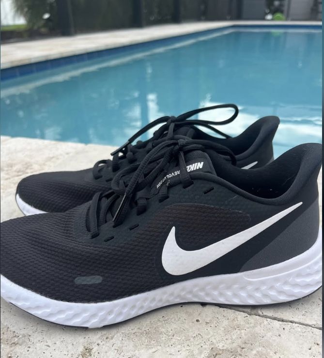 Nike Revolution 5 Sneakers Black/White