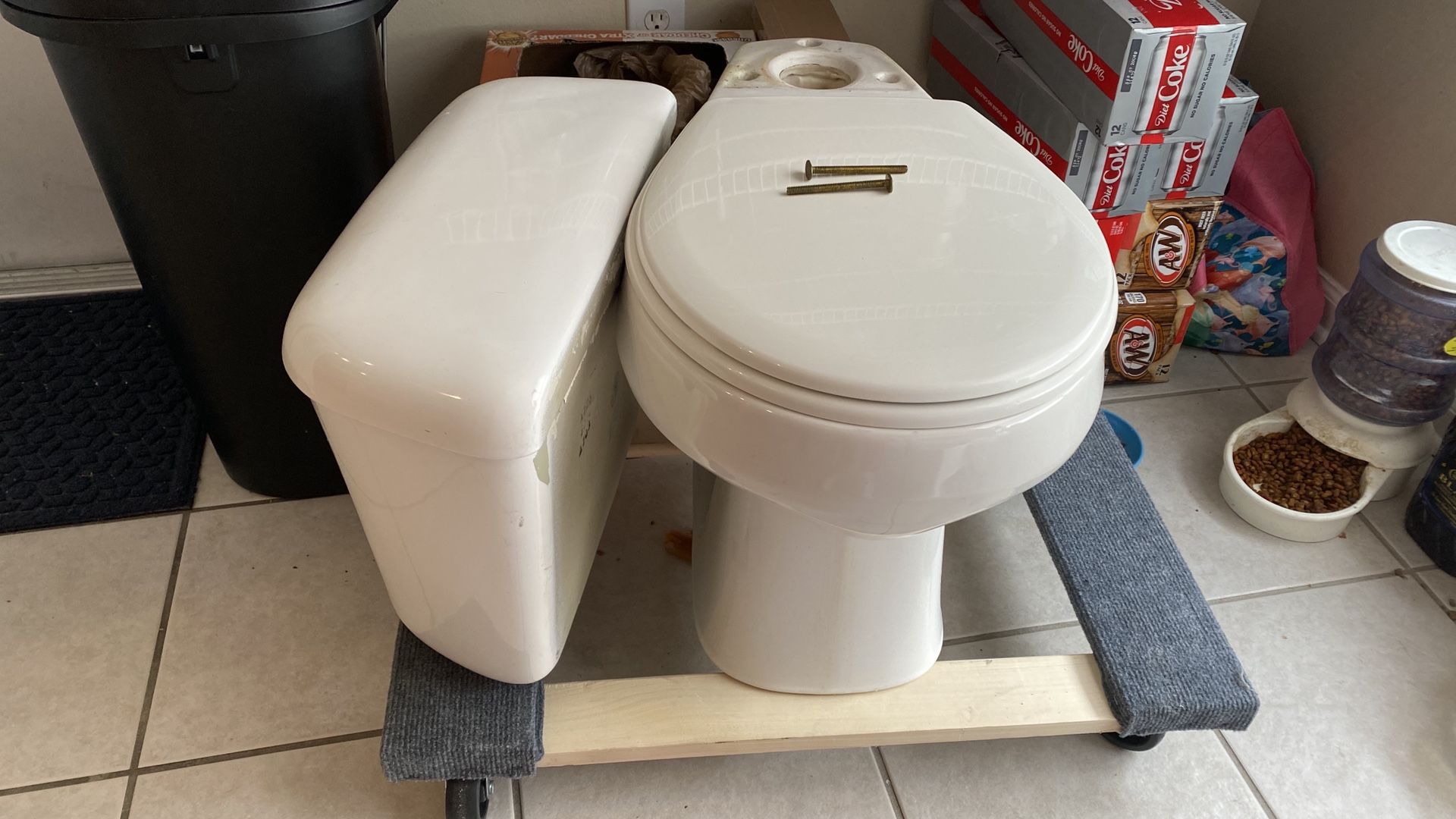 Free round toilet with tank