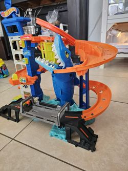 Hot Wheels City Attacking Shark Escape Playset. 