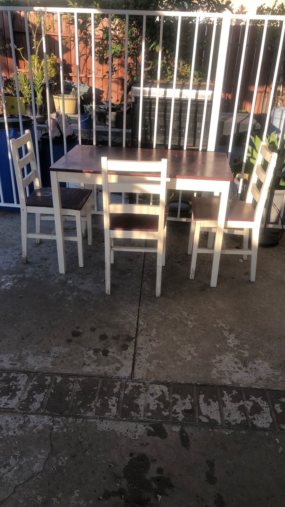 Mesa  Con 3 Sillas Gratis.