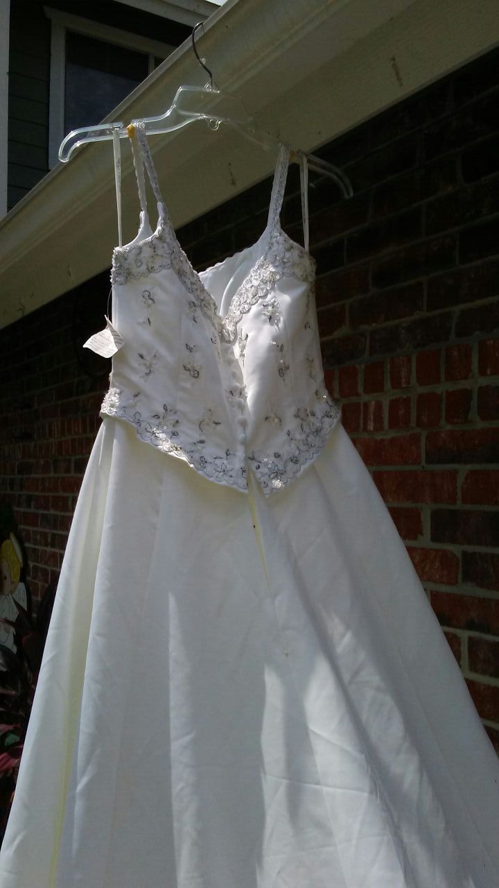 WHITE WEDDING DRESS W/RHINESTONES & PEARLS