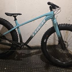 Trek Farley 5 2025 LARGE Fat Tire Bike