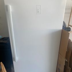 Upright freezer 