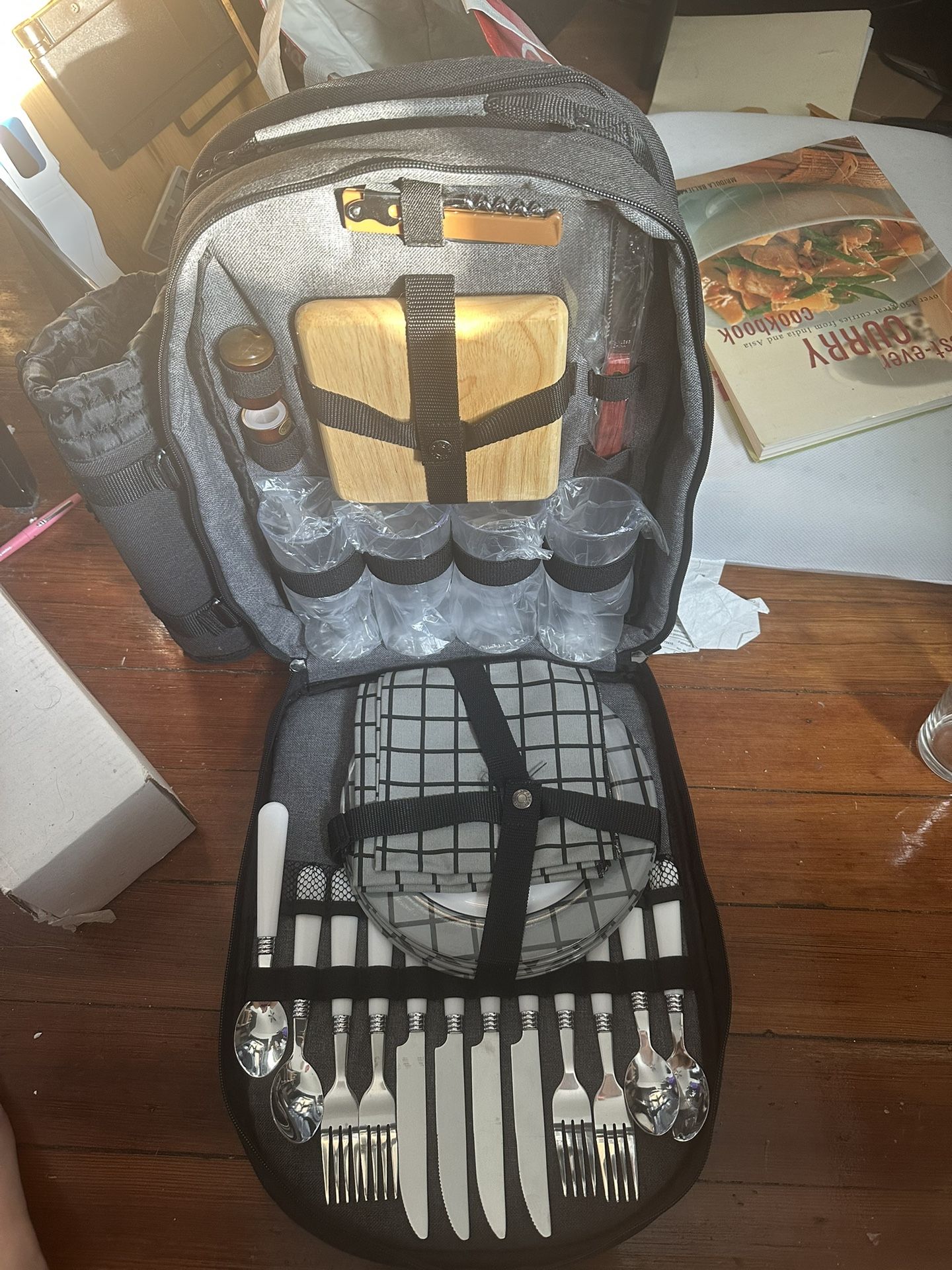 Ascot Black Insulated Picnic Backpack. Grubhub Complete Service for 4 NWOT 