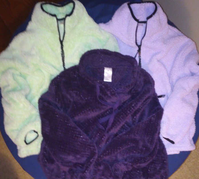 3 Women's Pullover Sweatshirt Lot Size  XL