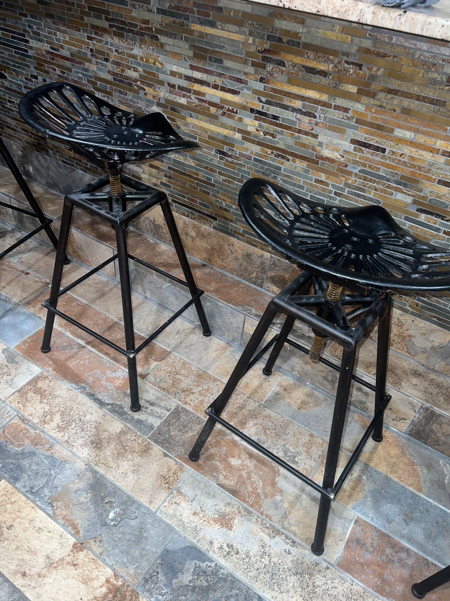 6 Iron Swivel bar Stools(great Condition) 