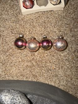 4 vintage shiny brite glass pink & gold ornaments. Paint & glitter are wearing off. Have marks on them from age. Only 2 have hooks. Metal is rusted. P