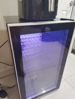 Beverage refrigerator