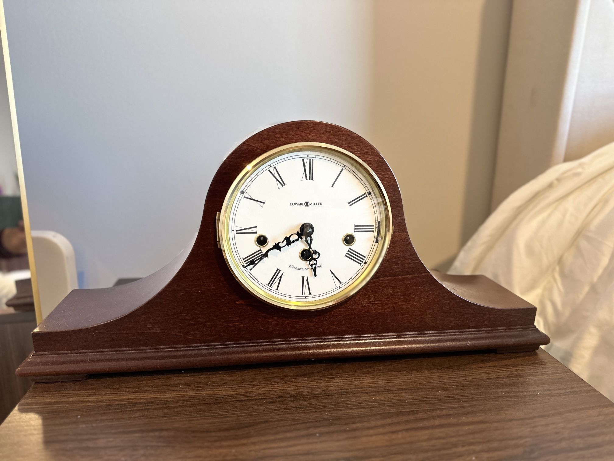 Howard Miller Mantel Clock – Elegant Wood Finish, Excellent Condition