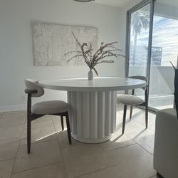 Dining Table & Chairs – Like New