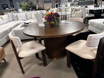 Gorgeous dining table set! $1399 🚨🤎✨