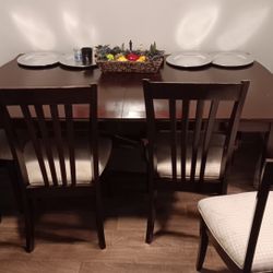 Beautiful Dark Wood Expandable Table And 8 Chairs 