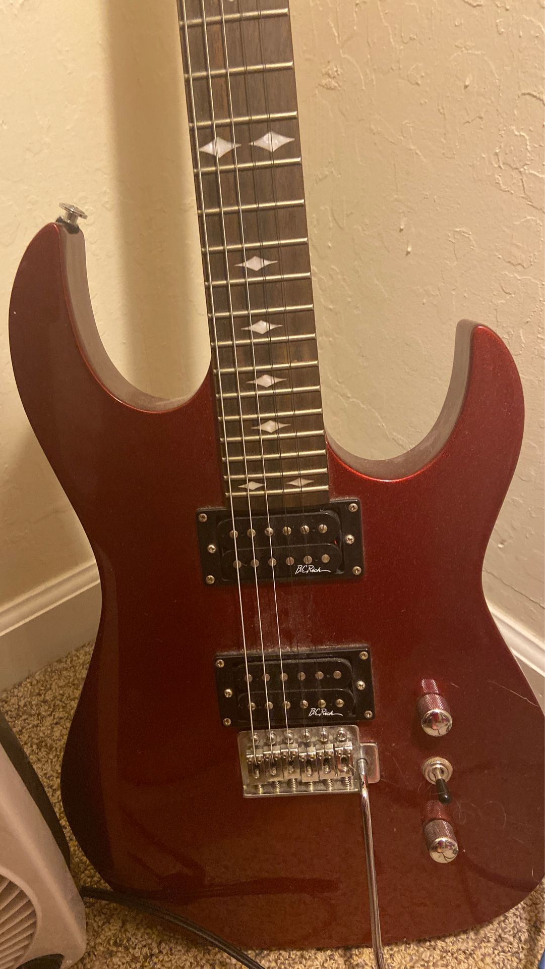 Electric guitar( has a couple scratches)(needs new string)