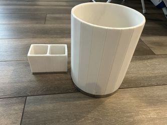 Bathroom Set, trashcan and toothbrush holder