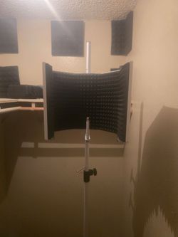 Professional Microphone Isolation Shield with Adjustable Stand  Great Condition