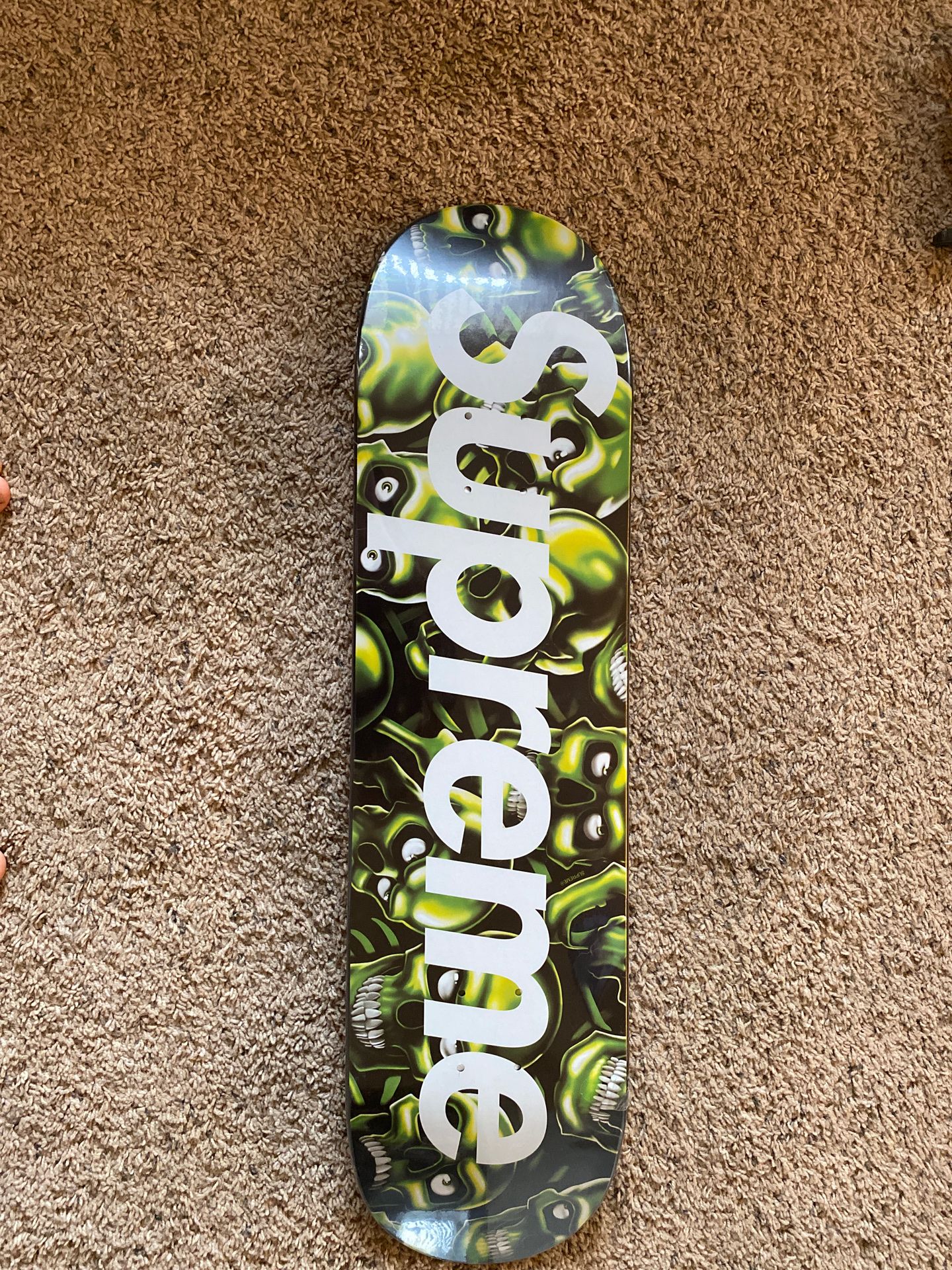 Supreme skulls skateboard (glow in the dark)